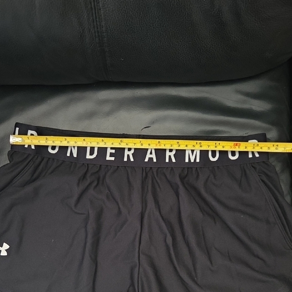 Under Armour Women's SZ M Athletic Gym Black Heat gear Shorts White Logo Broad - Picture 8 of 9